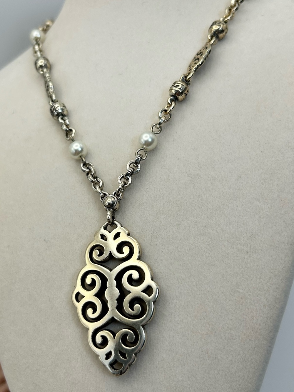 Brighton Geneva Pendant Necklace Silver Plated Faux Pearls Faded Gold Tone 20" - Picture 3 of 10